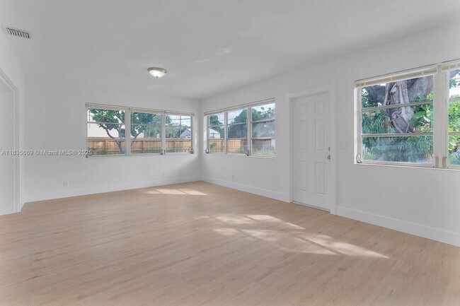 Building Photo - 1751 12th Ct N