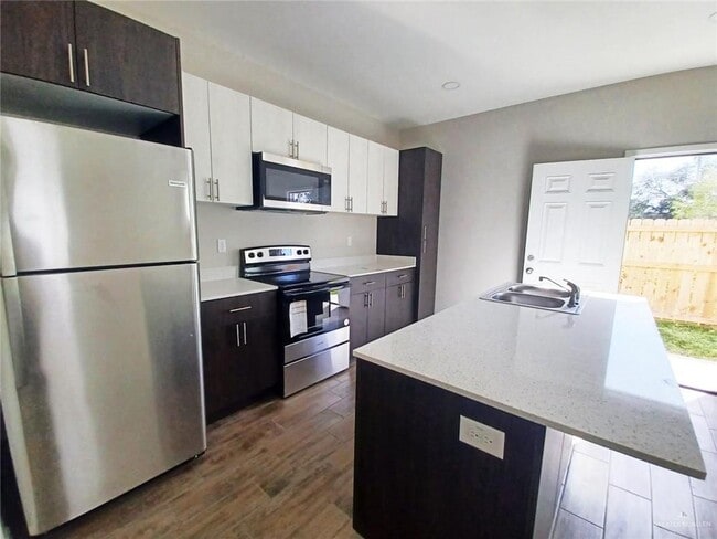 Building Photo - 15 Starr St