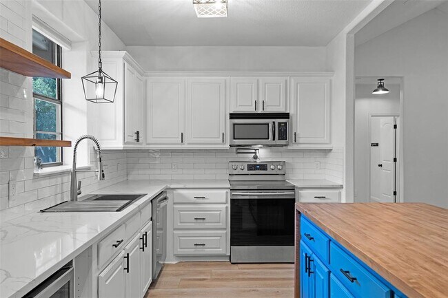 Building Photo - 14913 Longbranch Dr