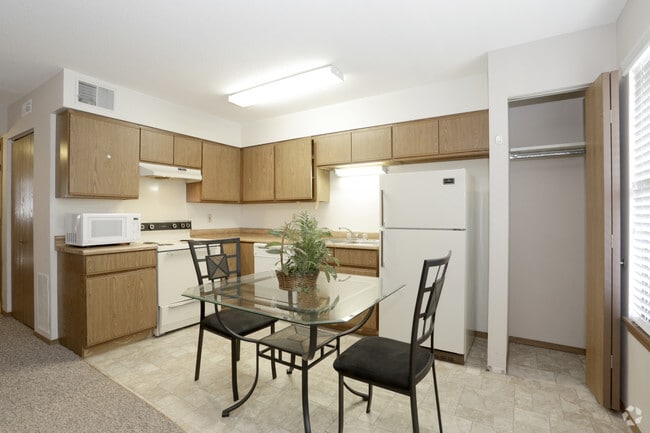 2 Bedroom 712SF - Kitchren - Smith Apartments @ 1009 West Clark