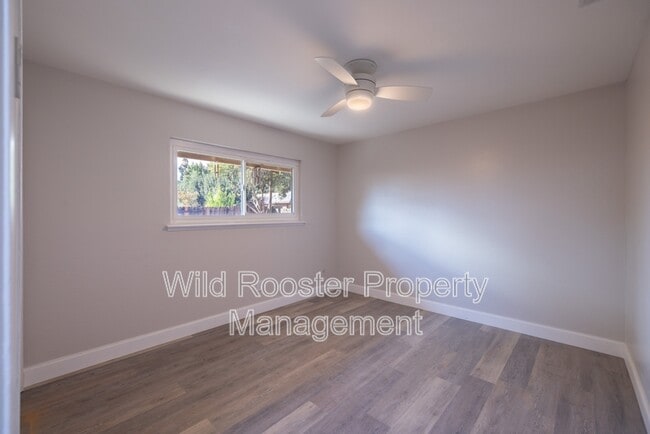 Building Photo - 7256 S Land Park Dr