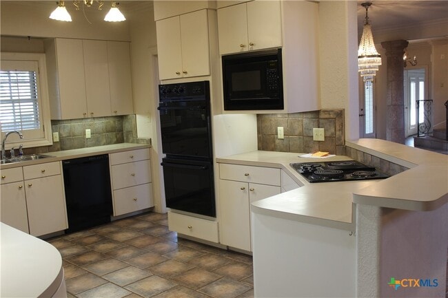 Building Photo - 6001 Country Club Dr