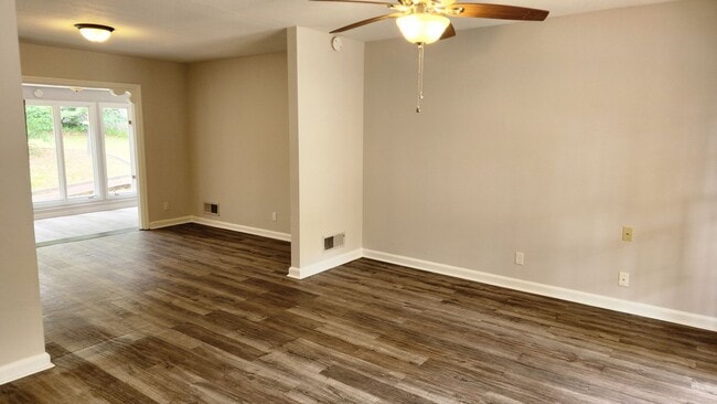 Building Photo - Turn the Key to Comfort & Convenience. MOV...