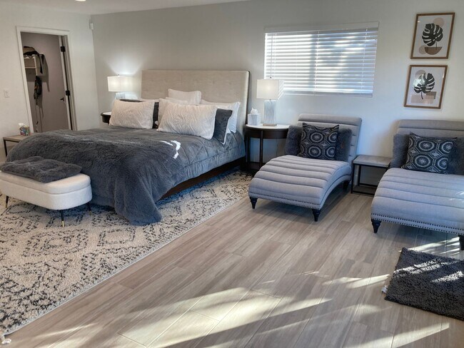 Building Photo - Gorgeous, modern, remodeled, furnished ren...