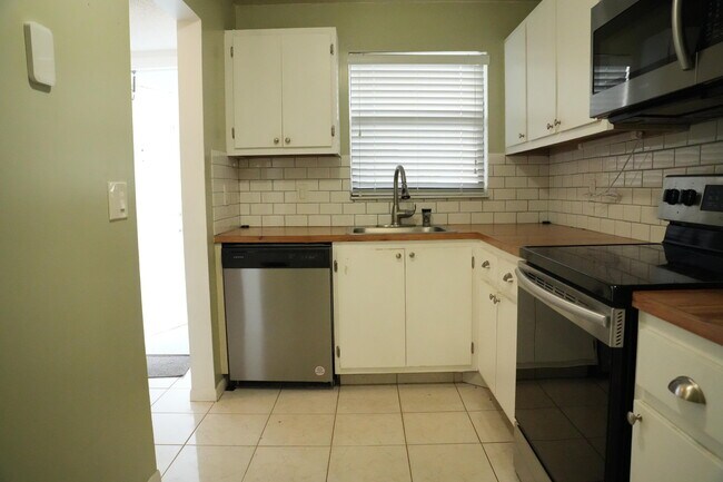 Building Photo - 4640 Lucerne Lakes Blvd W