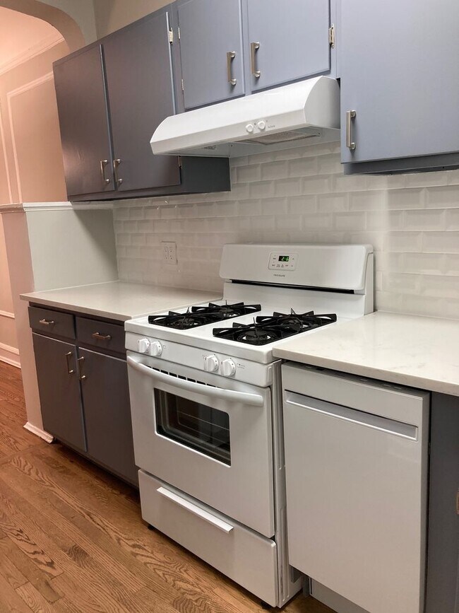 Building Photo - Recently Renovated East Rogers Park One Bedroom - Pets Welcome!