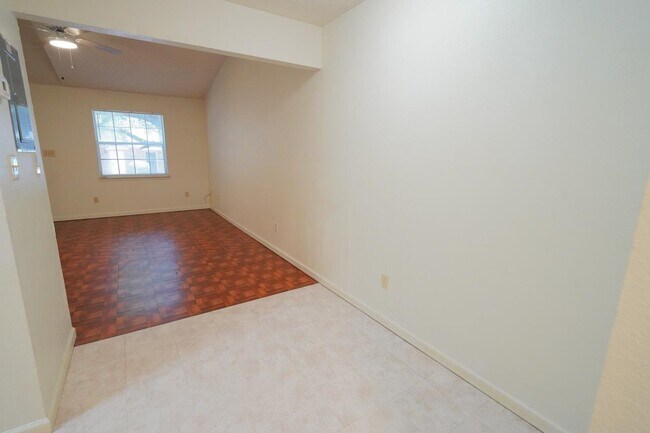 Building Photo - 2335 Parrot Ln