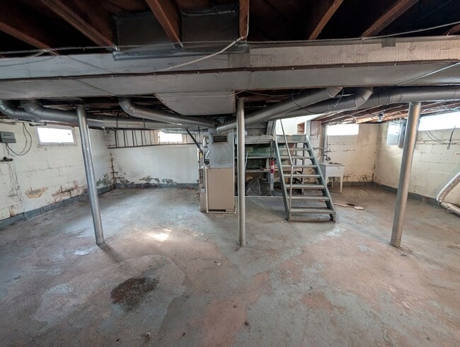 Building Photo - 3-Bedroom, 1-Bathroom Home – $1,250/Month | Accepting Section 8