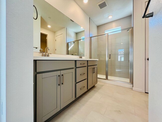 Building Photo - s 4 bedroom 2.5 Bathrooms with Loft, home ...