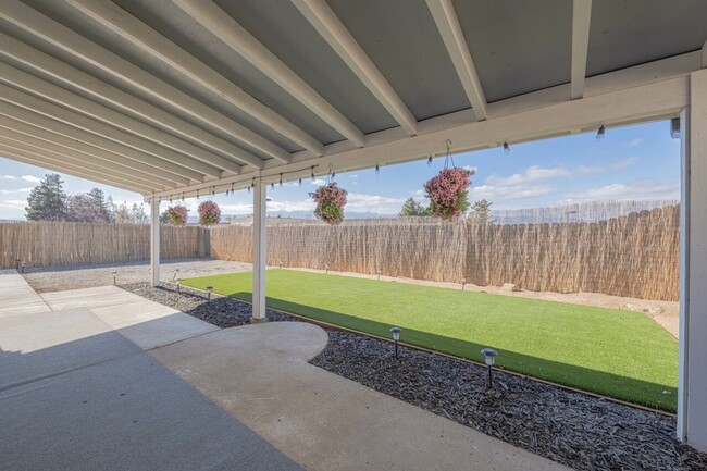 Building Photo - Beautiful home in Soledad!