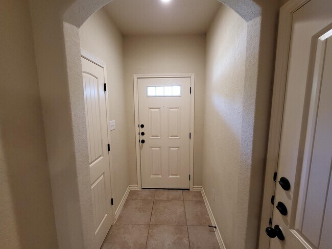 Building Photo - 6930 Lakeview Dr.