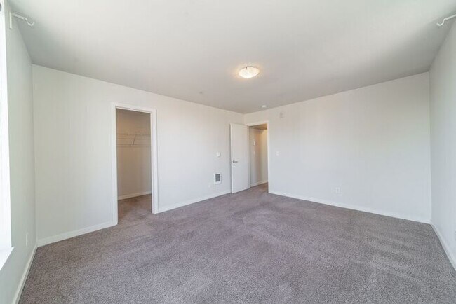 Building Photo - Chic 2BR/1.5BA Townhome Apartment in North...