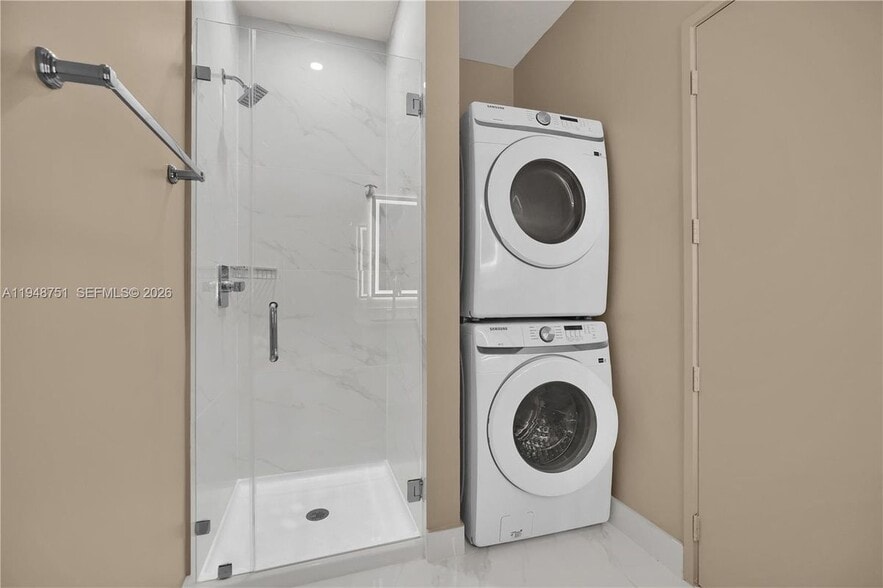 Building Photo - 700 NE 24th St