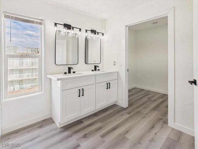 Building Photo - 5610 N Linda St