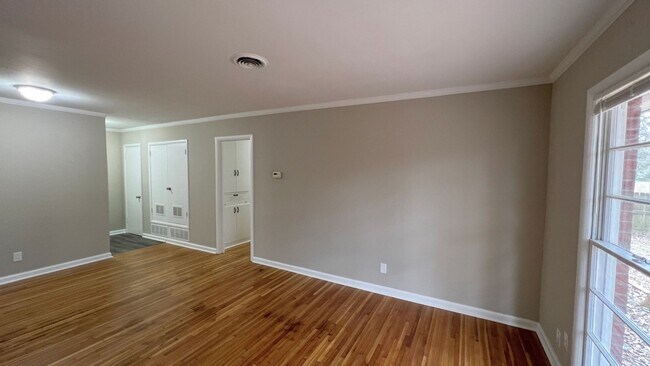 Building Photo - 3-Bedroom just waiting for you !