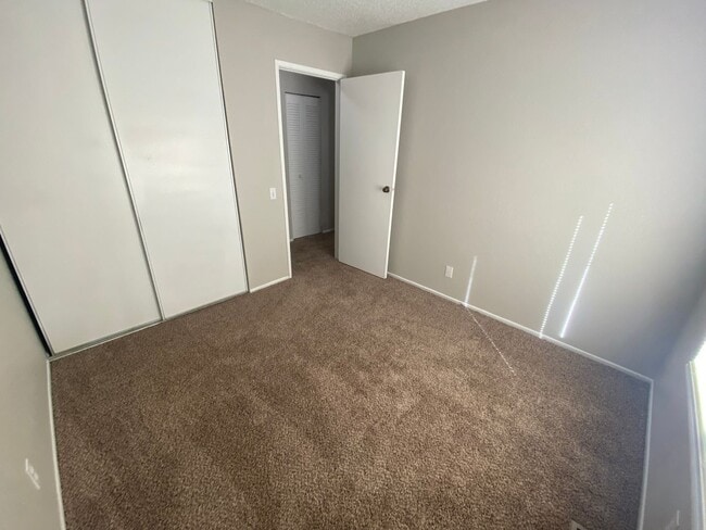 Building Photo - Spacious Aurora Townhome