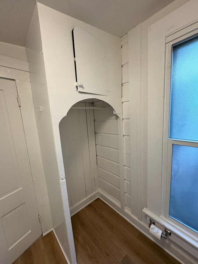 Building Photo - Studio Located Downtown Ventura, Close to ...