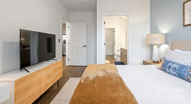 Building Photo - 515 Royal Ct