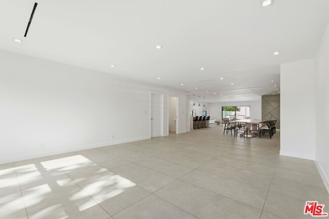Building Photo - 5735 Saloma Ave