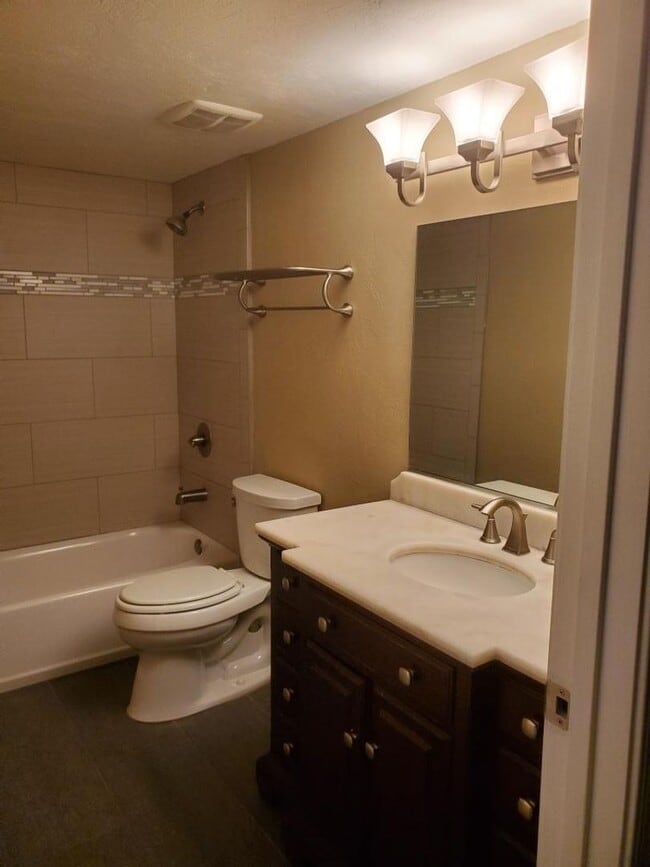 Building Photo - Gorgeous Condo