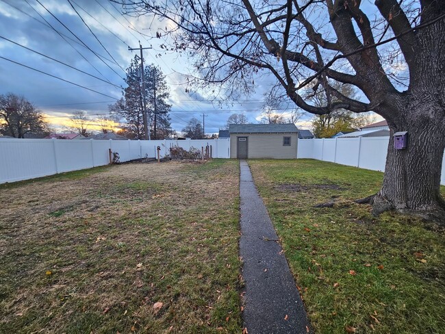 Building Photo - Stunning home in north Spokane