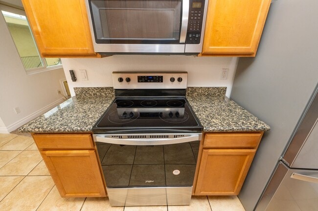 Building Photo - 2BR/1.5BA Condo! 2 parking spaces