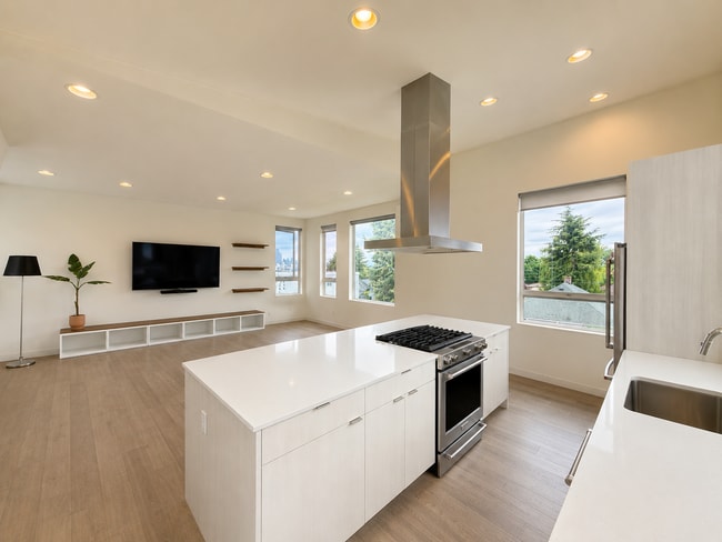 Building Photo - West Seattle/Pigeon Point Townhome