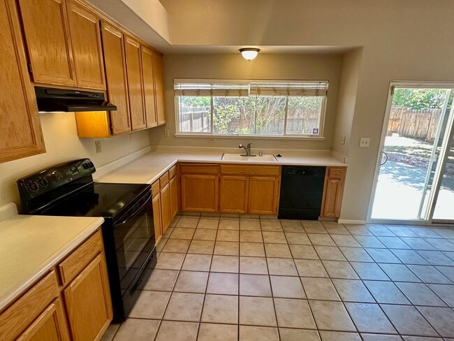 Building Photo - 3 bedroom 2.5 bathroom corner lot