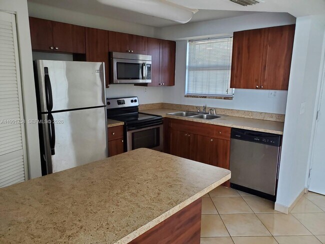 Building Photo - 555 NE 30th St