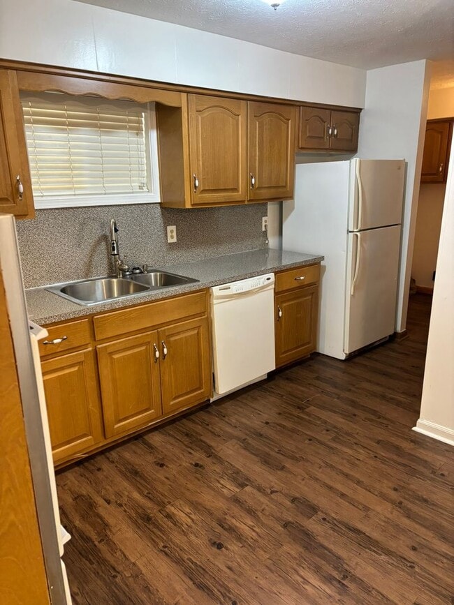 Building Photo - Where Comfort Meets Home