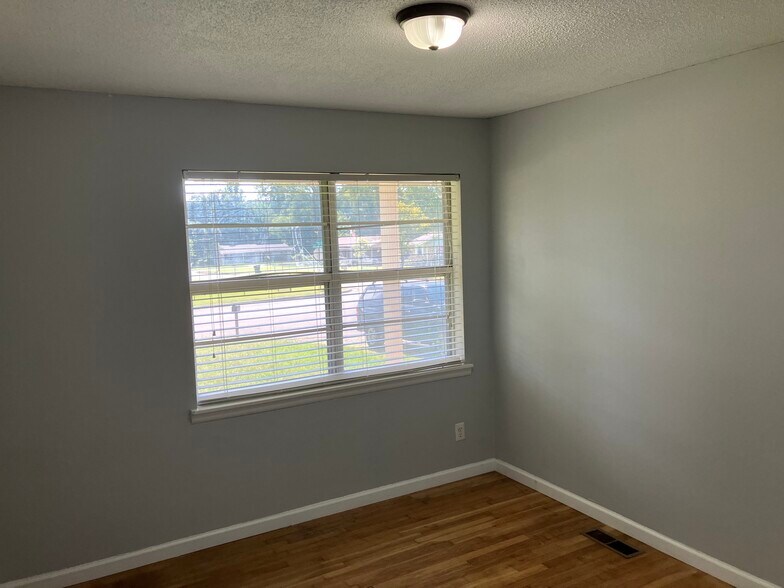 Building Photo - 2031 Dialsdale Dr SW
