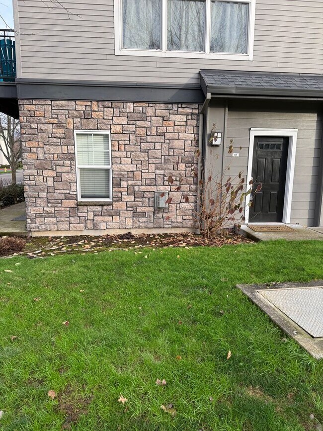 Building Photo - 10651 NE Red Wing Way