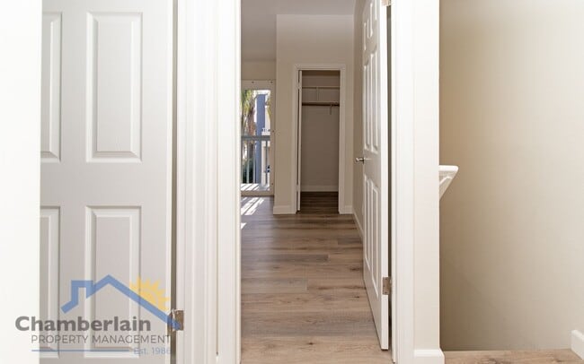 Building Photo - 2 bedroom 1/5 bath in the Village and walk...