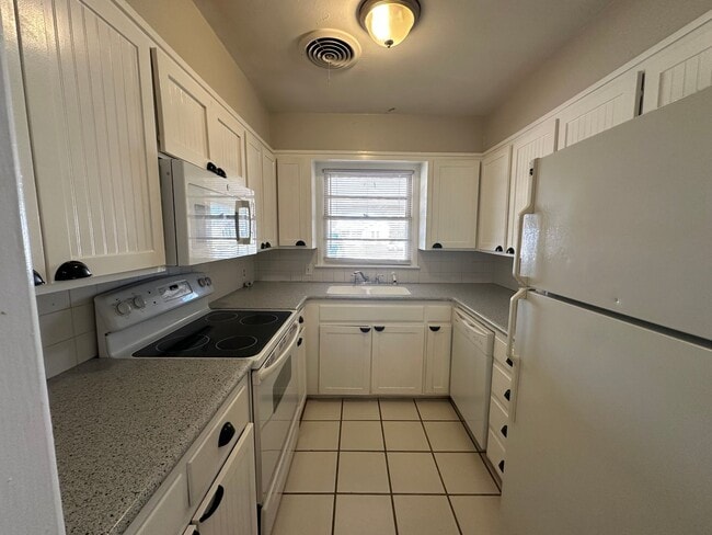 Building Photo - 3221 33rd St