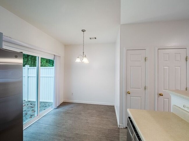 Building Photo - 1607 Cove Creek Cir