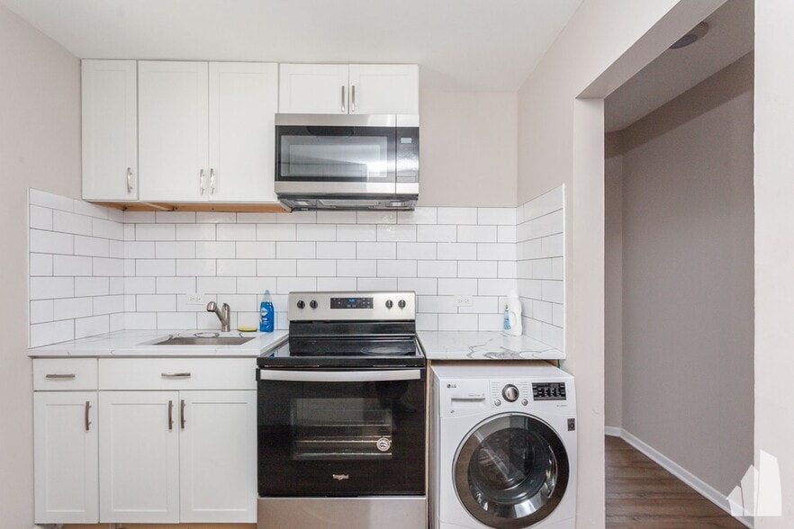 Building Photo - 6427 N Hermitage Ave