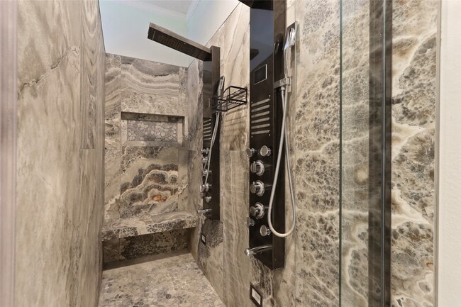 Building Photo - 1813 Oakwood Dr E