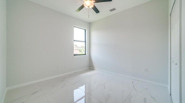 Building Photo - 4864 Golfview Blvd