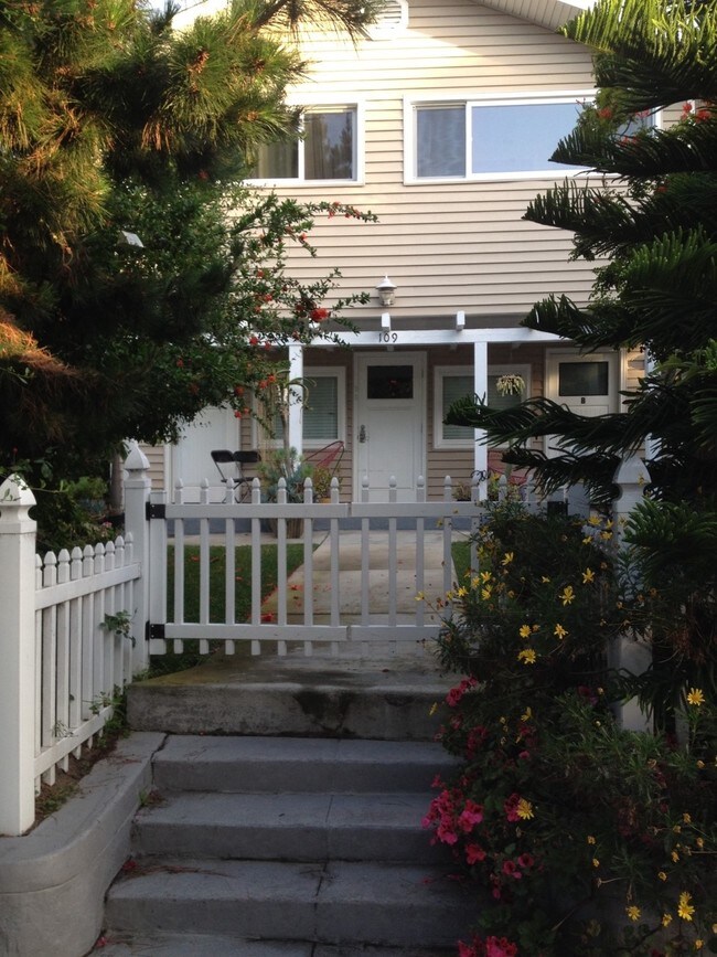 Building Photo - 109 Paloma Ave