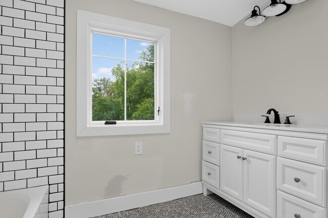 Building Photo - 7818 Leland Rd