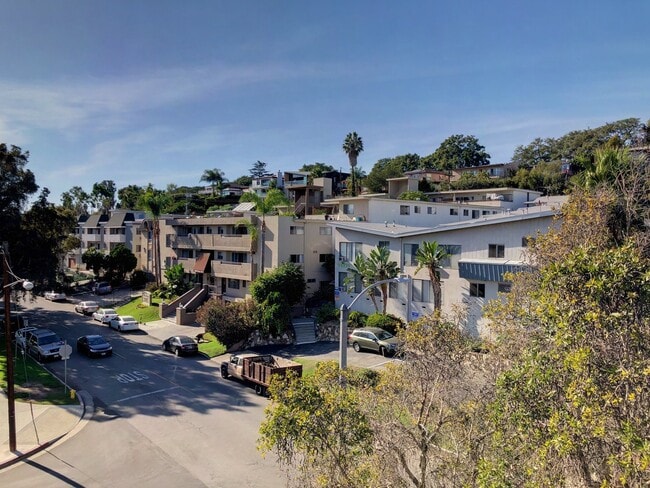 Building Photo - Top-Floor large condo on tree-lined street