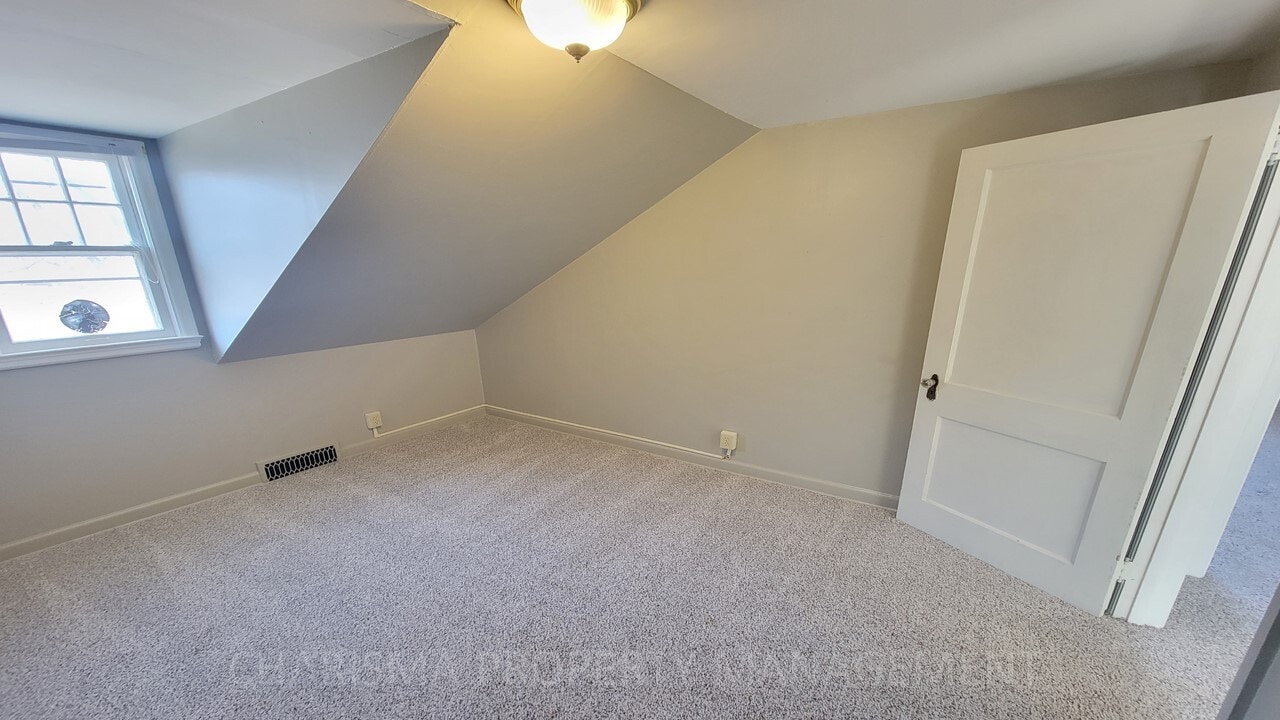 Building Photo - 700 S Hawthorne Ave