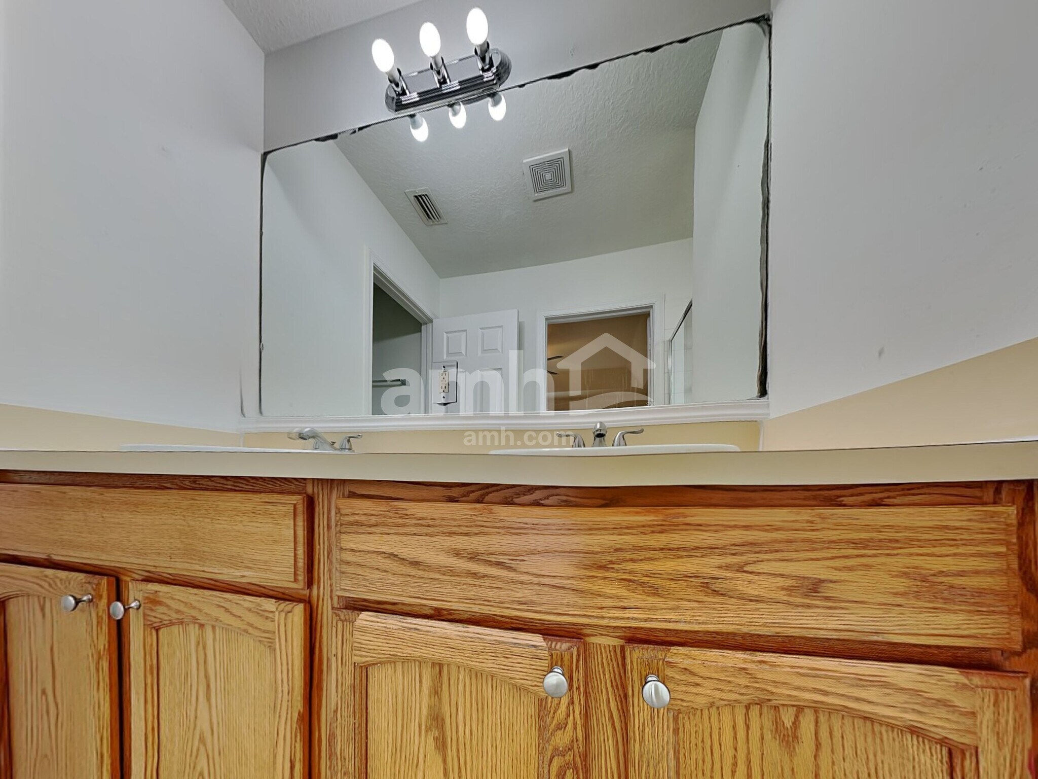 Building Photo - 1009 SW Alcantarra Blvd