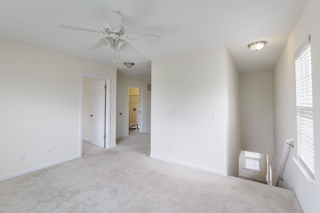 Building Photo - Spacious Townhome in Greensboro NC