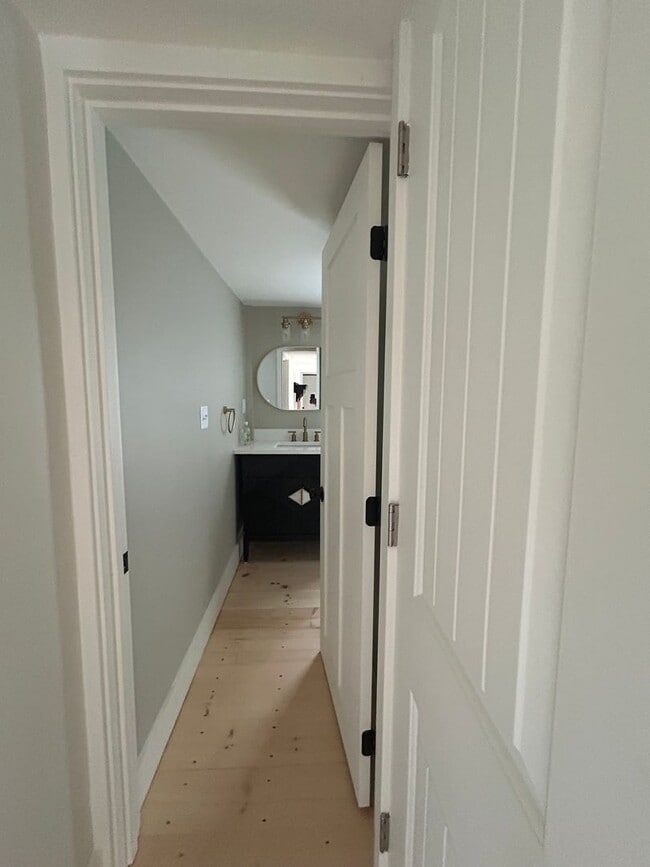 Building Photo - Beautiful renovated 5 bedroom 2.5 bath sin...