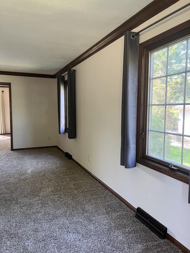 Building Photo - 990 Pelee Dr