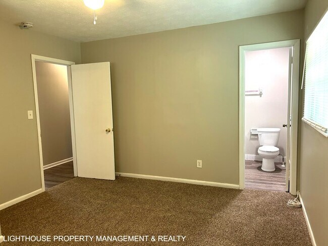 Building Photo - Spacious 4 Bed/2 Bath Home with HUGE Fence...
