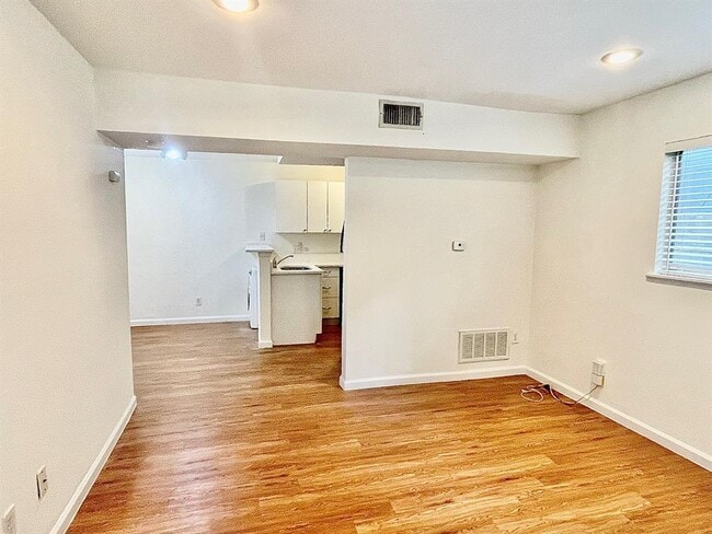 Building Photo - 608 Franklin Blvd