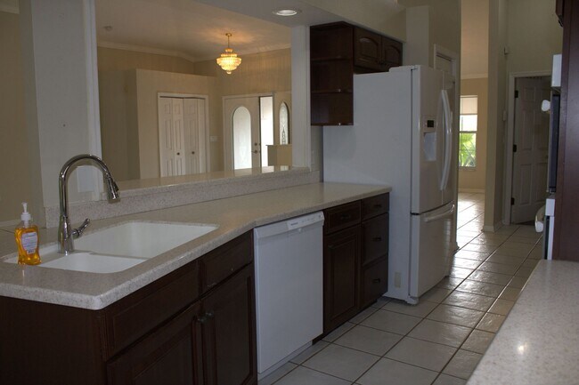 Building Photo - 3/2/3 Spring Hill Home