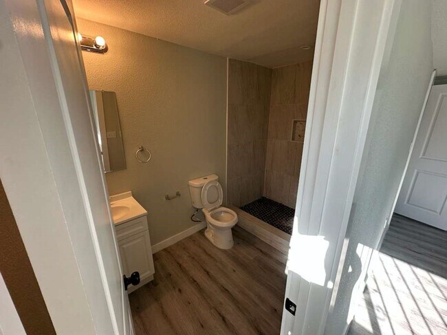 Building Photo - 1912 Gentry St